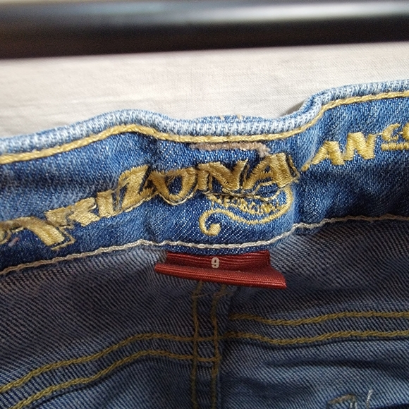 Arizona size 9 women's distressed blue jean shorts cut off style in great shape - Picture 5 of 8